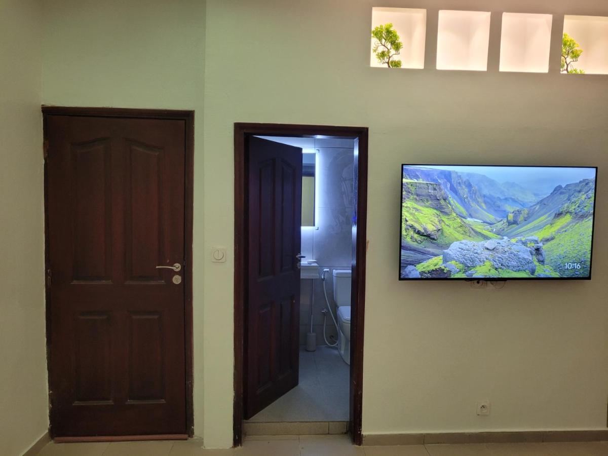 Zimmer mit Kingsize-Bett und Gartenblick. 