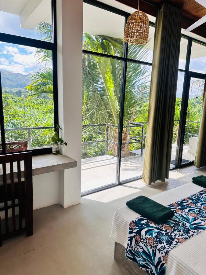 Zimmer mit Queensize-Bett und Poolblick