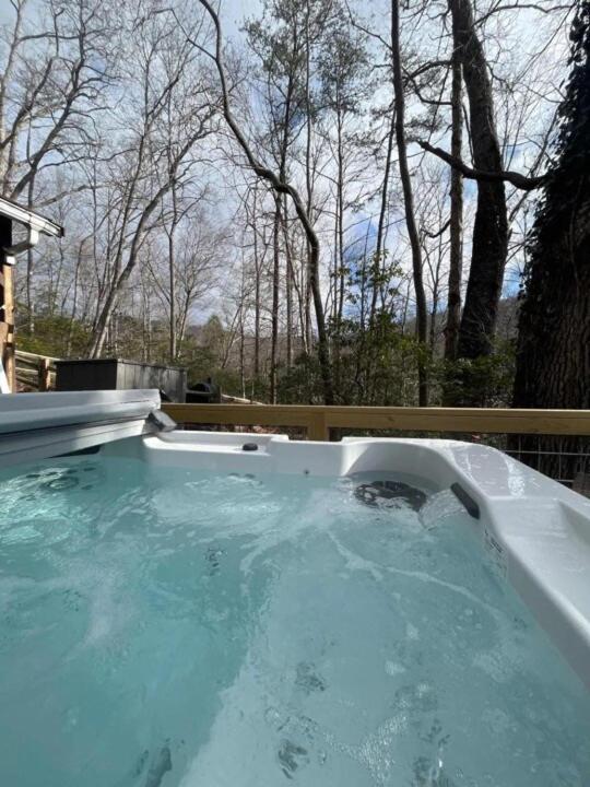 Tranquil Mountain Retreat With Hot Tub Pet Friendly - B&B Hendersonville