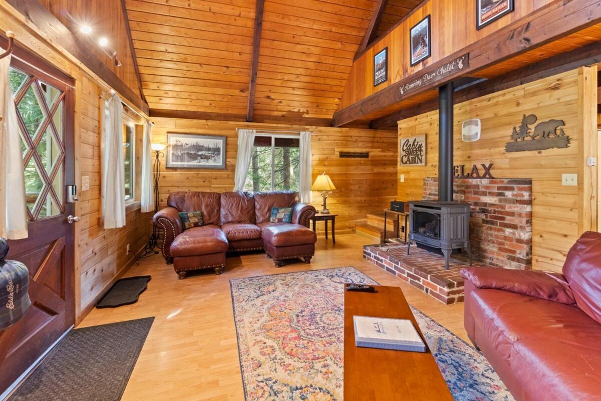 Rainier Vintage Retreat With Hot Tub-Fireplace-WiFi - Bed and Breakfast Ashford