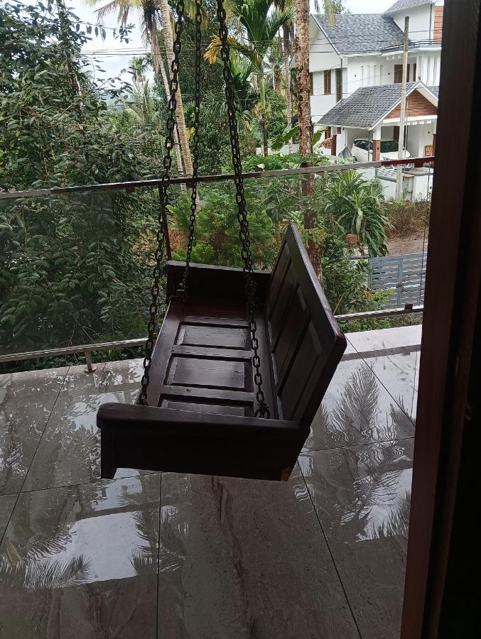 CRS RED & WHITE HOMESTAY - B&B Ganapathivattam