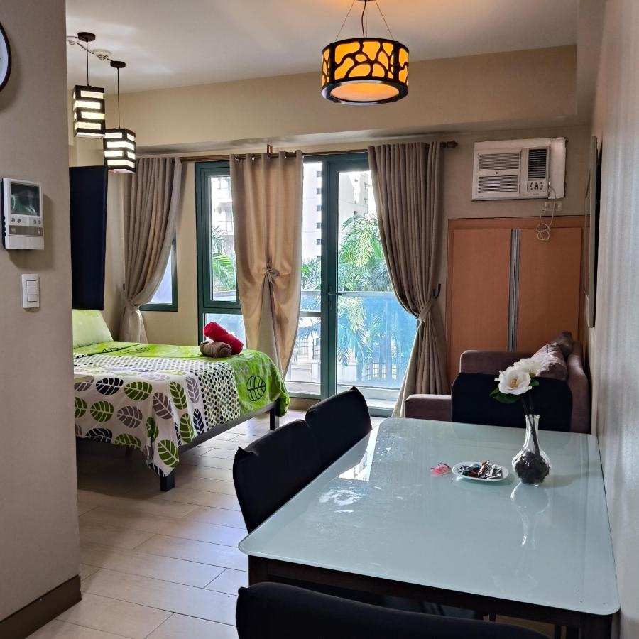 Zimmer mit Queensize-Bett und Balkon