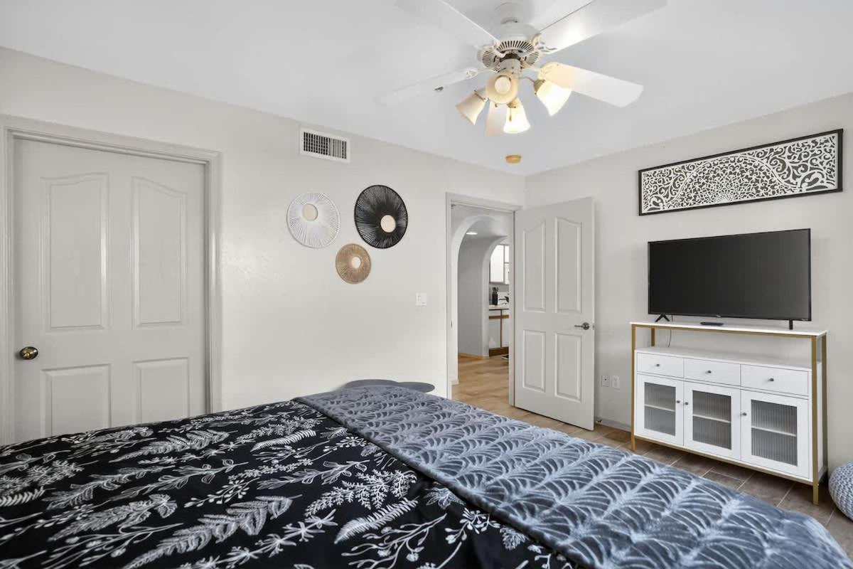 Bell Rock Casita King Size Bed w Cozy Fireplace - B&B Sedona