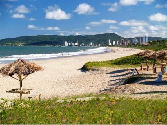 Easy Club 308 Apto 2 quartos Ar condicionado Wi-Fi Netflix Prime piscina Elevador Churrasqueira Sacada 200 m da praia Ideal para Famílias e Amigos Reserve agora - B&B Bugres