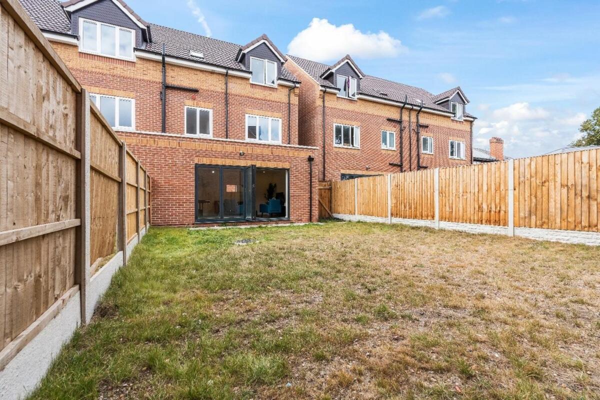 Modern 4-Bed, Parking, Pool Table, Sleeps 11 - B&B Bescot