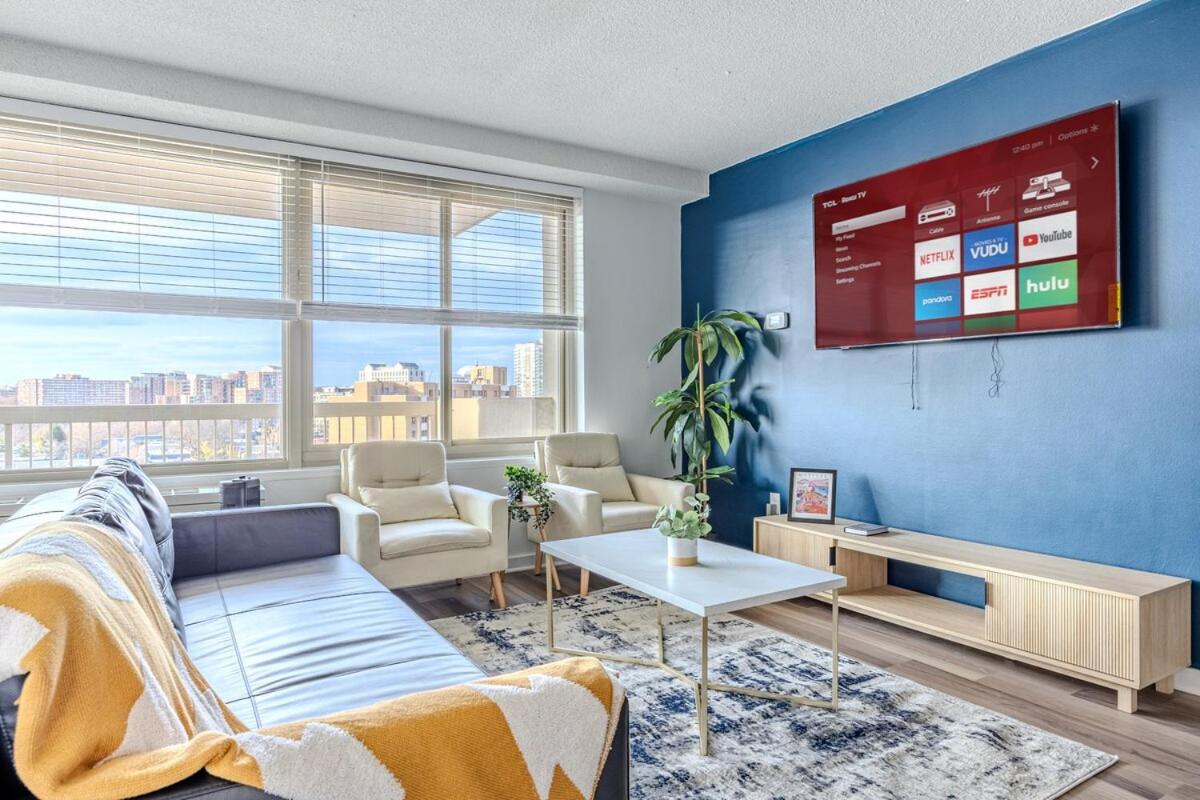 Upscale 2BR Condo with Gym and Free Parking - B&B Arlington