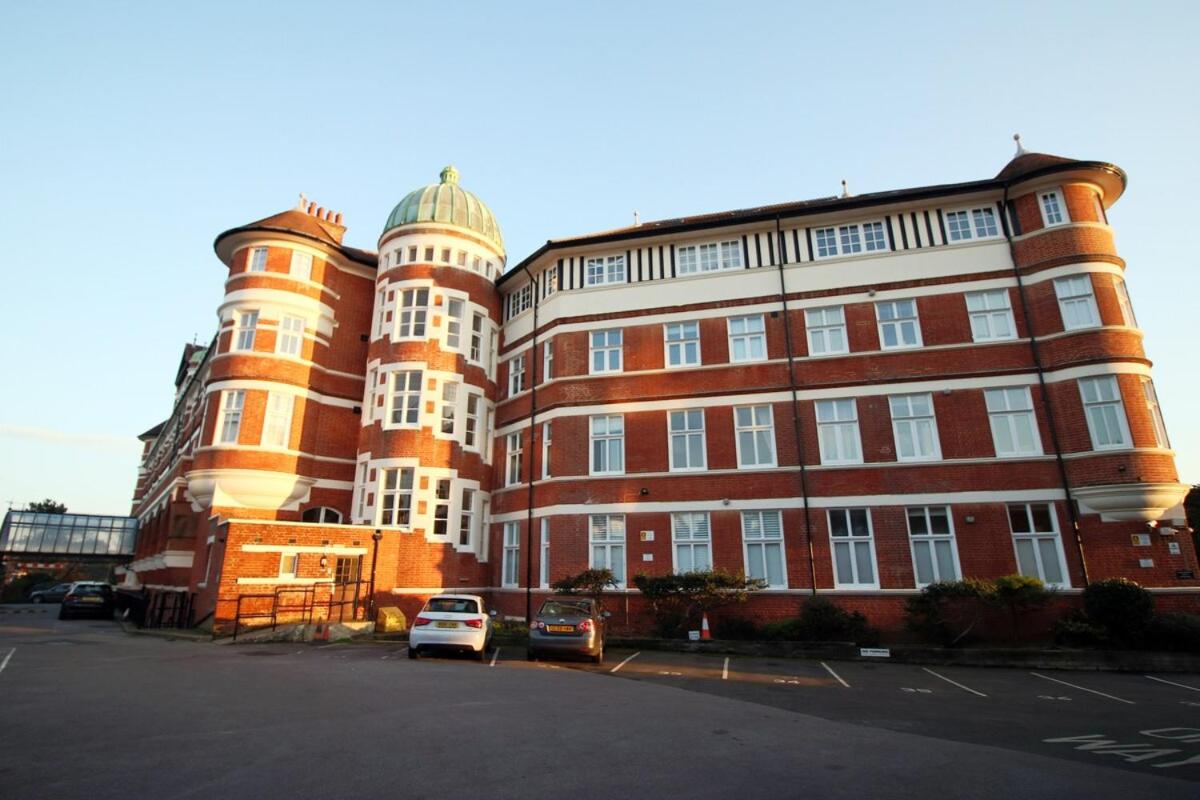 BURLINGTON LUXURY APARTMENT- SLEEPS 6- SUPER FAST WiFi- PRIVATE PARKING SPACE- FLAT SCREEN SMART TV- FREE ONSITE GYM- 1 MIN DRIVE TO BOSCOMBE PIER- GREAT LOCATION! - Chambres d'hôtes Bournemouth