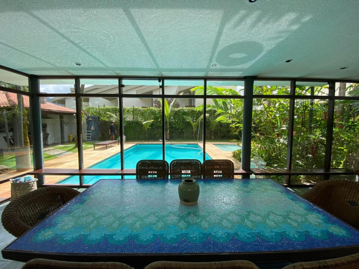 Casa com imenso jardim, sauna e piscina - B&B São Sebastião