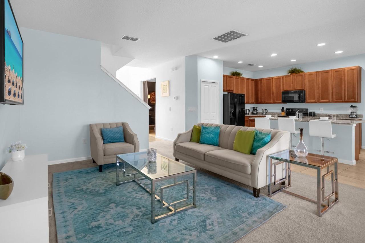 Upstay - Resort Home w Cinema Pool & Lake View - Chambres d'hôtes Kissimmee