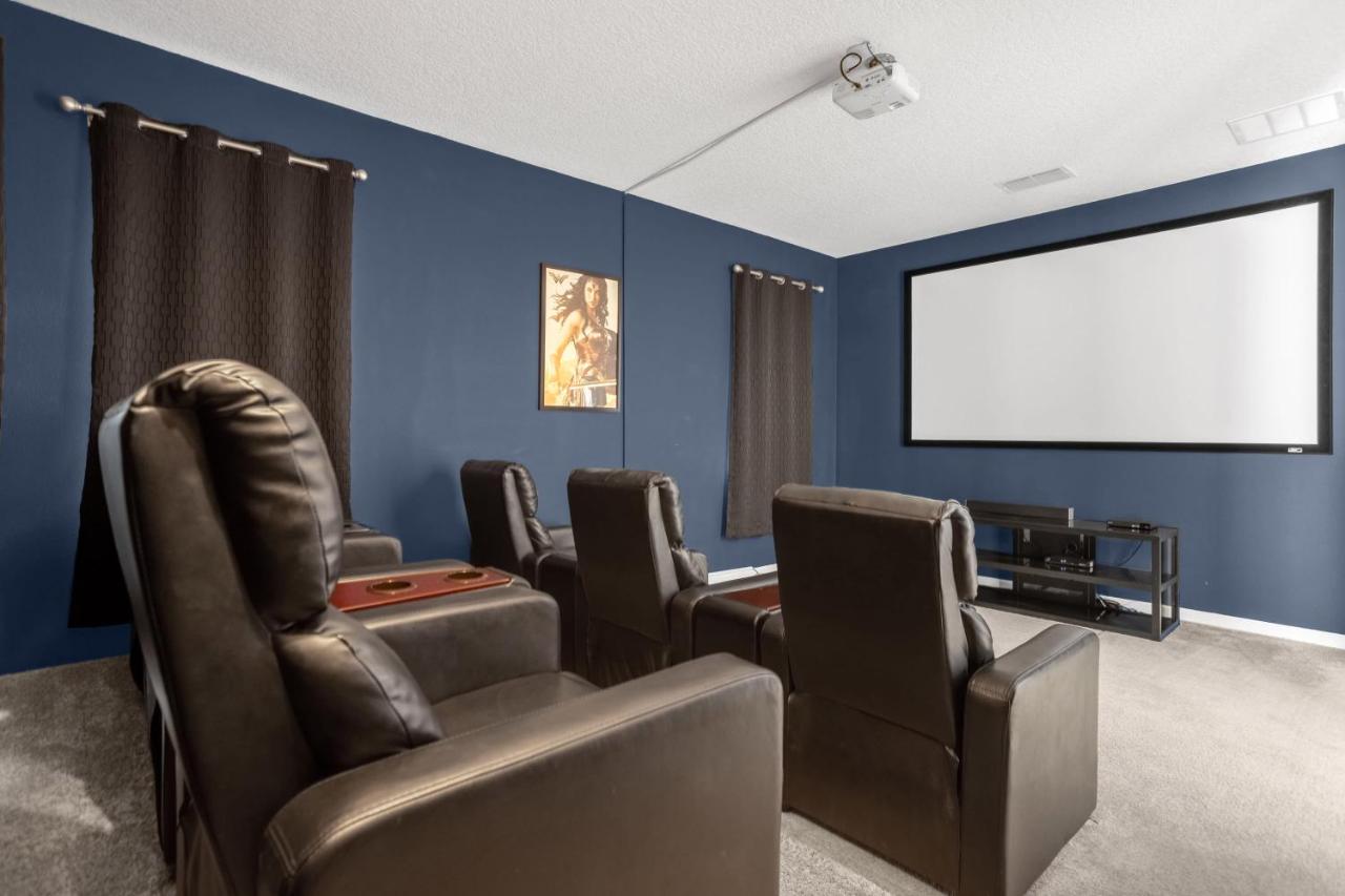 Upstay - Resort Home w Cinema Pool & Lake View - Chambres d'hôtes Kissimmee