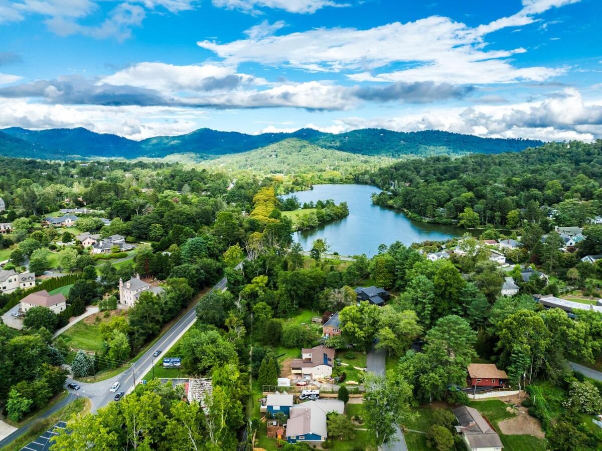 Fun Spacious Home- 3 Miles from Downtown Asheville, walk to Beaver Lake - B&B Asheville