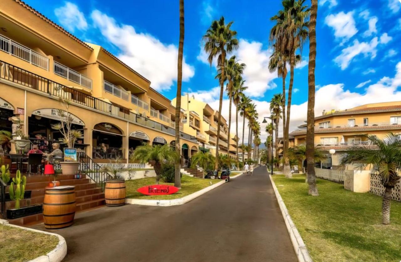 Magnificent beachfront apartment - Bed and Breakfast Arona