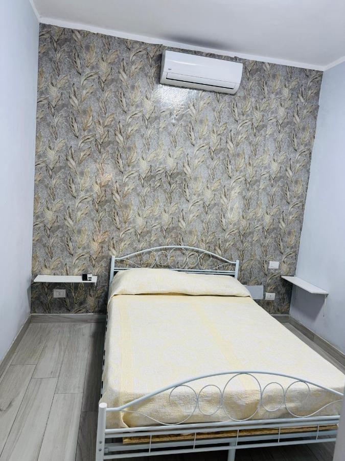 Camera matrimoniale elegante e confortevole con aria condizionata - B&B Fiumicino