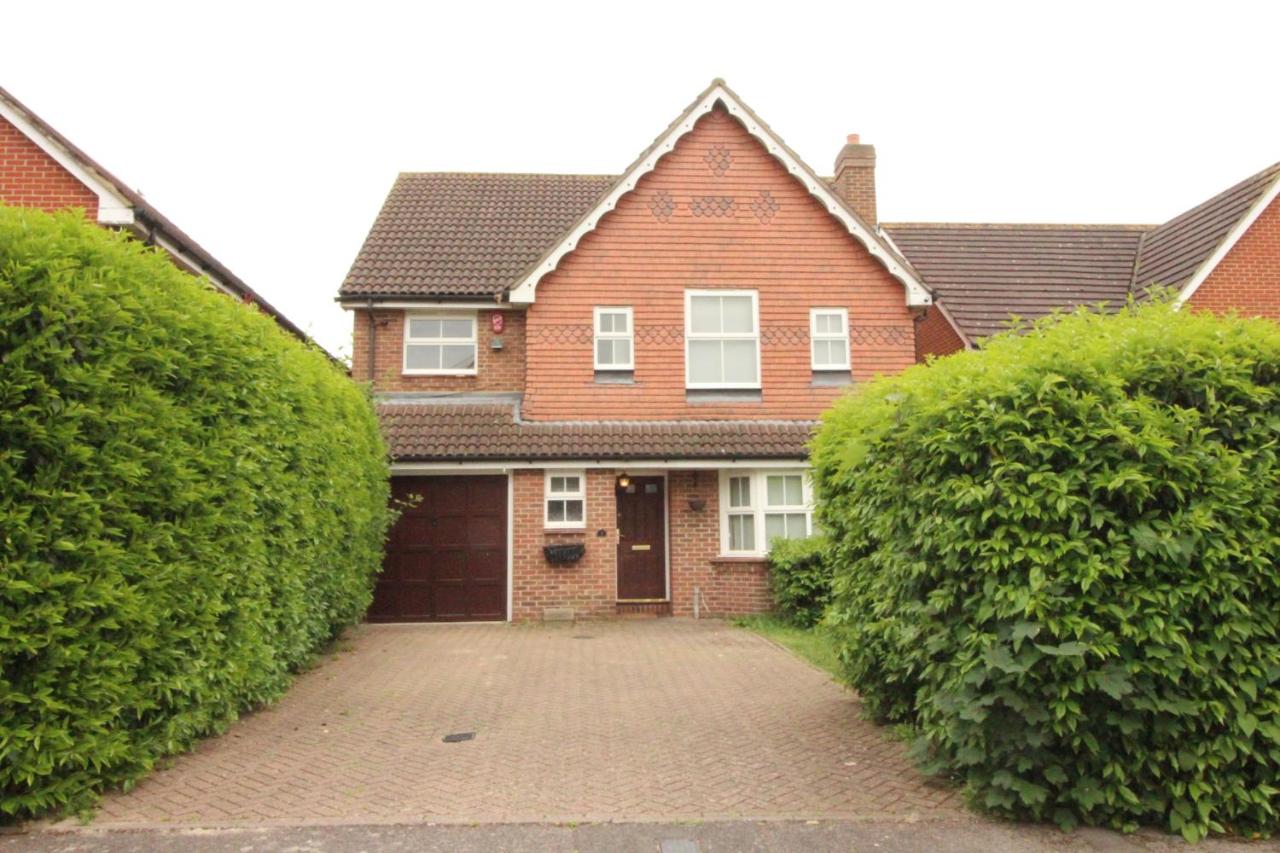 Spacious 4 Bed Home near Elizabeth Line, perfect for Contractors, Families & Groups - B&B Romford