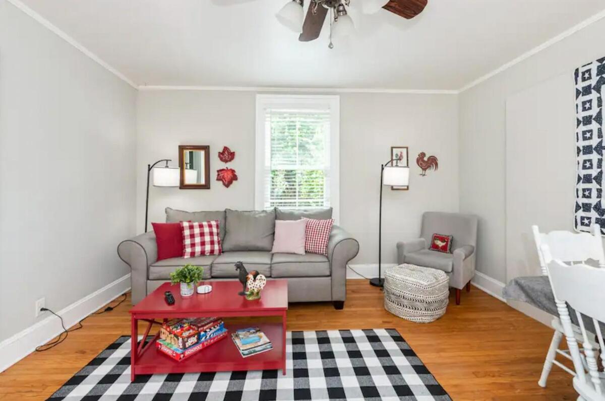 Farmhouse Getaway with Chickens 15 min 2 Beach & DT - B&B Wilmington