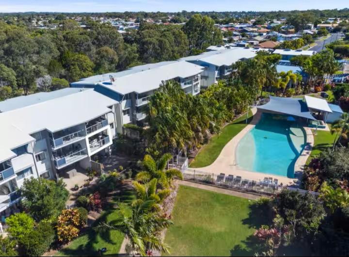 Large Pool Newly Renovated Apartment Walk to Whale watching and beaches - B&B Urangan