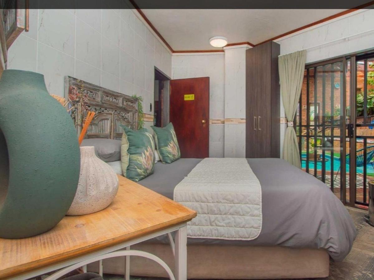 Chambre Lit Queen-Size - Vue sur Piscine