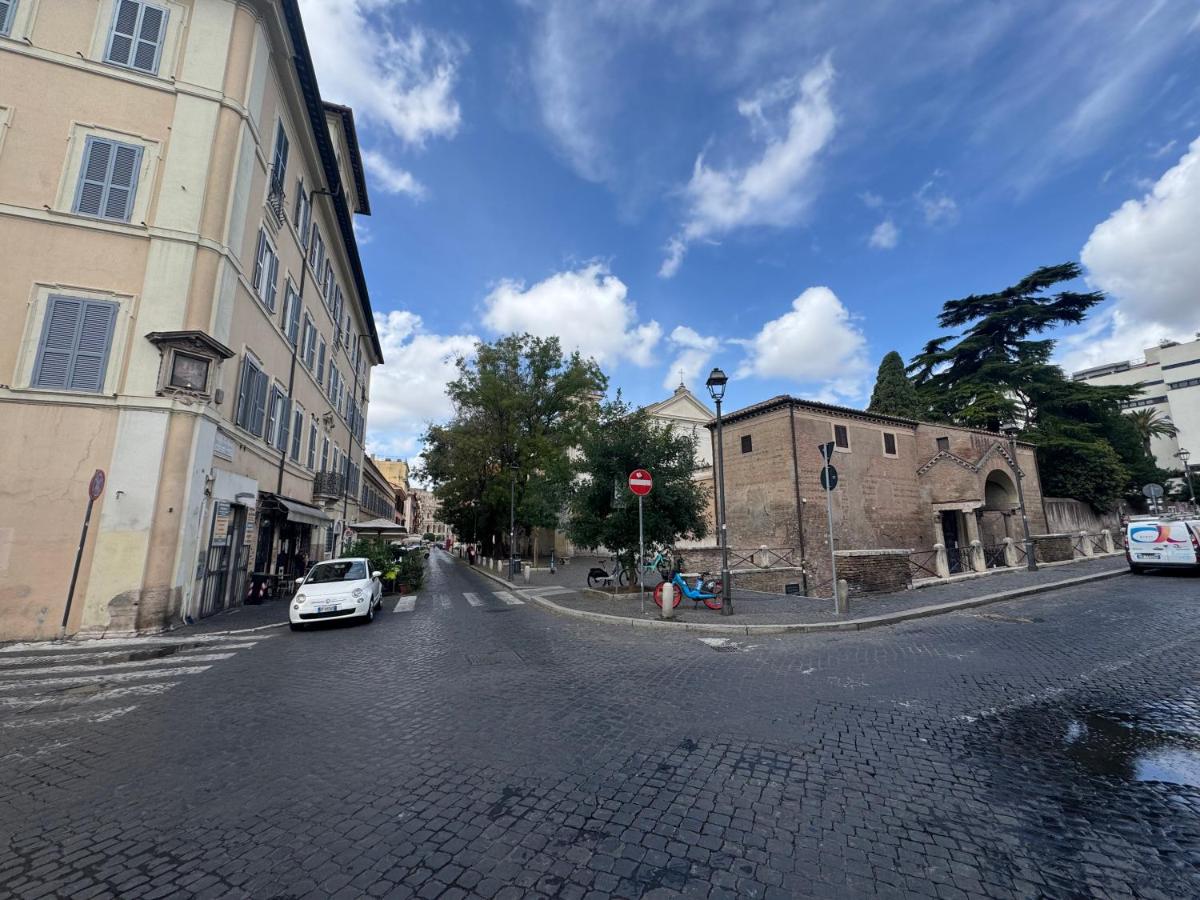 Domus Colosseum, detached house just few steps from the Colosseum - B&B Rome