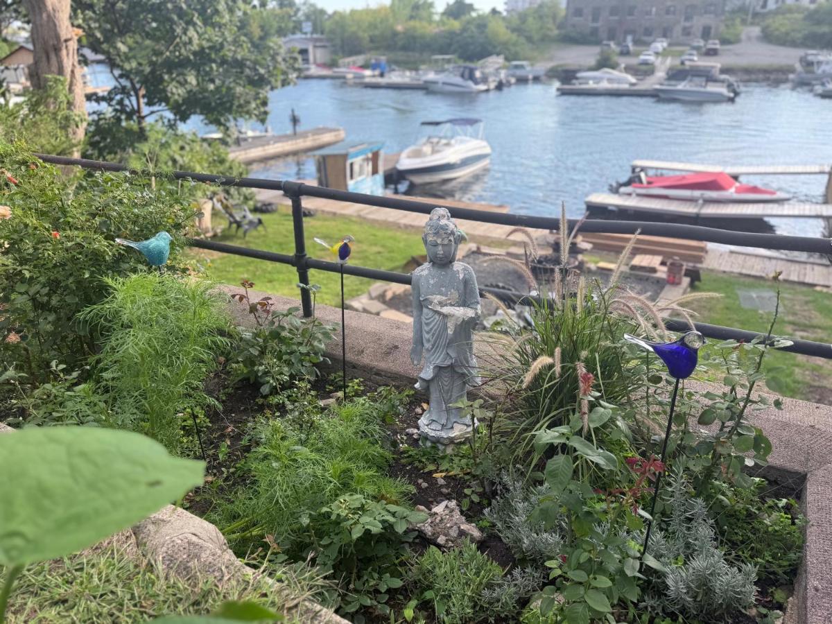 2 Rivers Inn The Thousand Islands - LUXURY WATERFRONT SUITE & WALKOUT - Chambres d'hôtes Gananoque