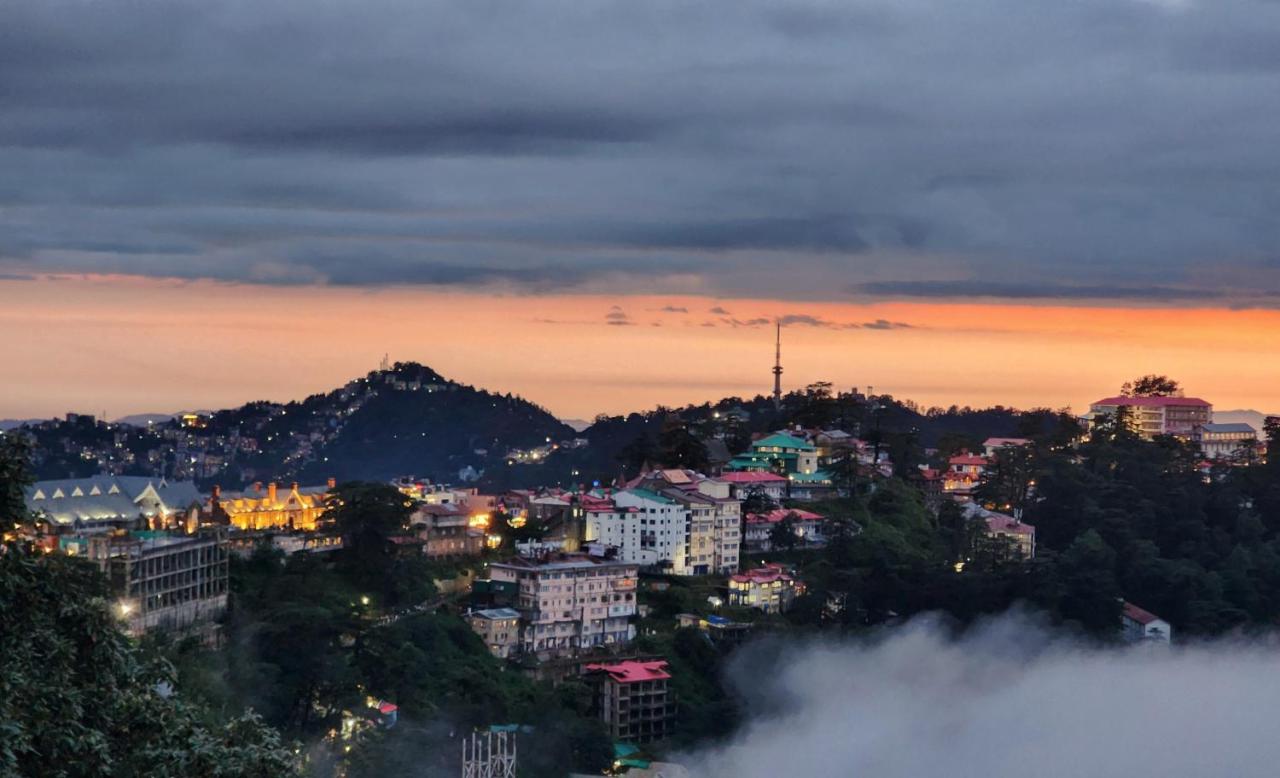 Habitación con cama grande y balcón