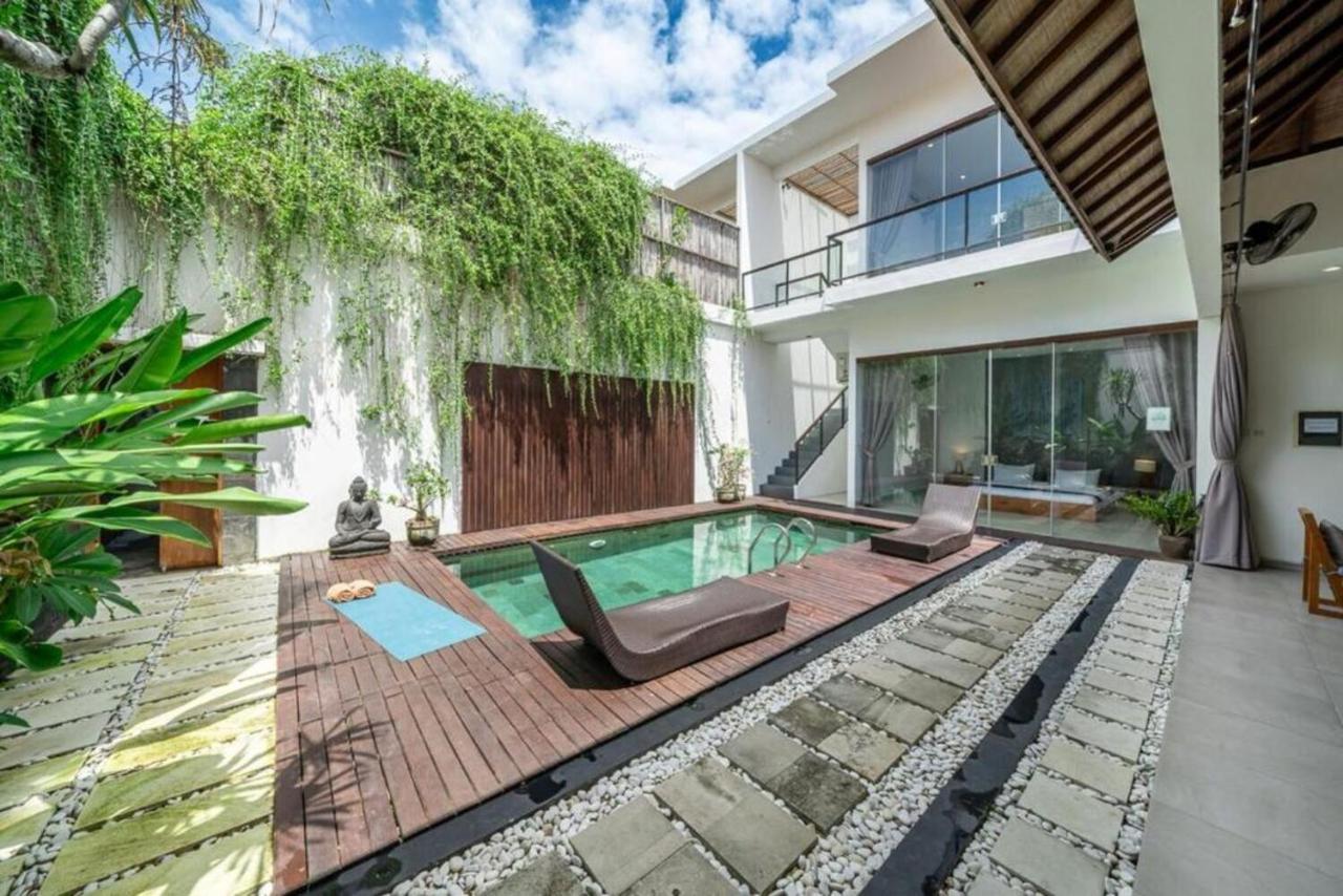 Modern Tropical 2BR Villa in Seminyak Kuta with Pool & Garden - B&B Legian