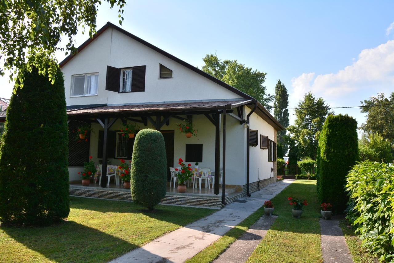Rózsa nyaralóház - B&B Balatonboglár