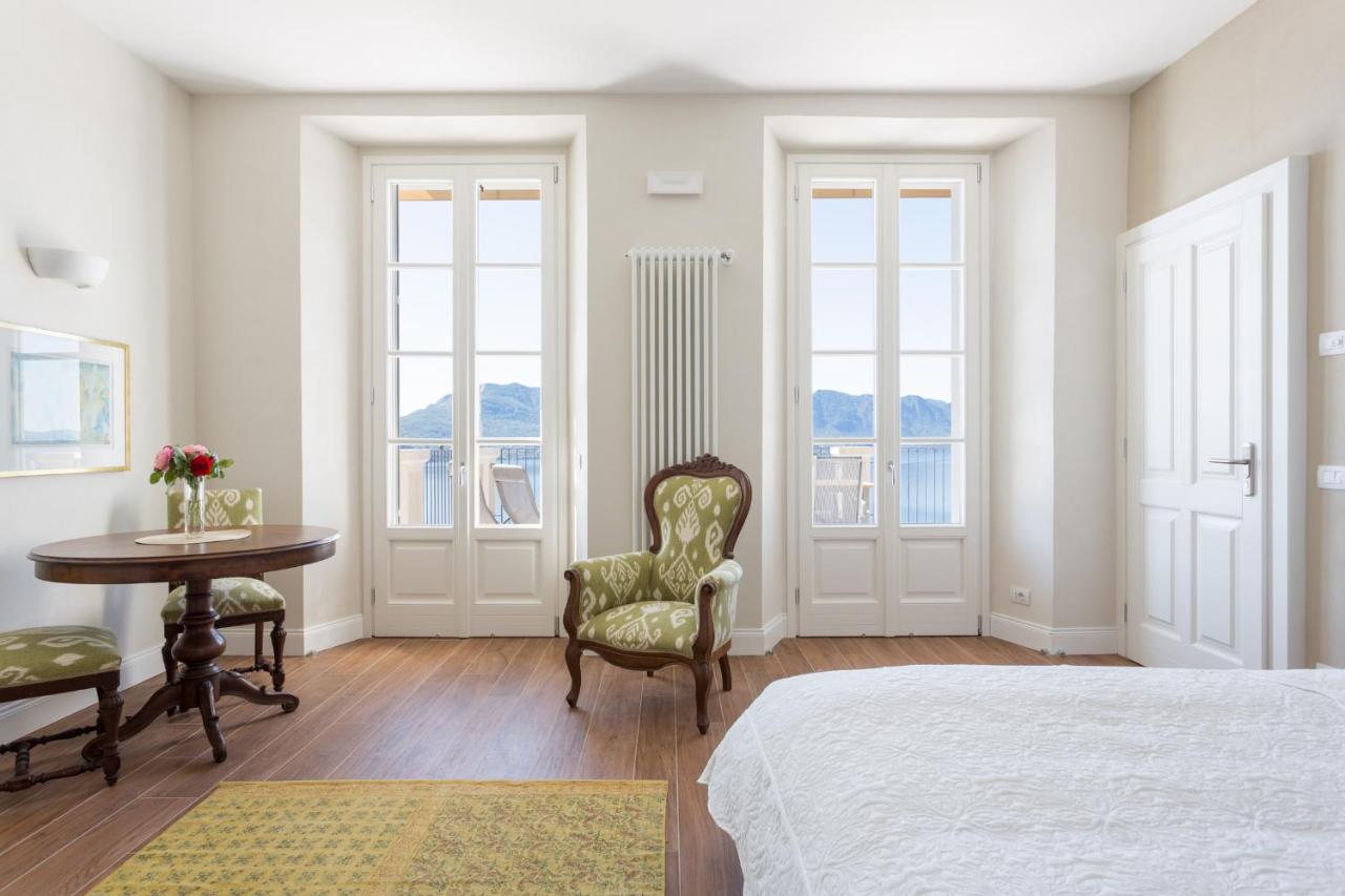 Apartment with Lake View