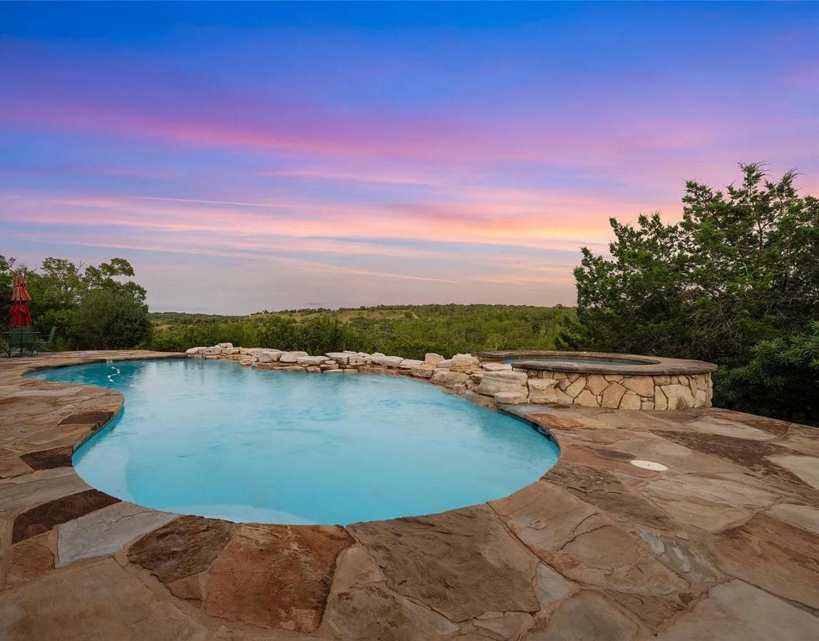 Hilltop Saltwater Pool and Hot Tub - Bed and Breakfast Dripping Springs