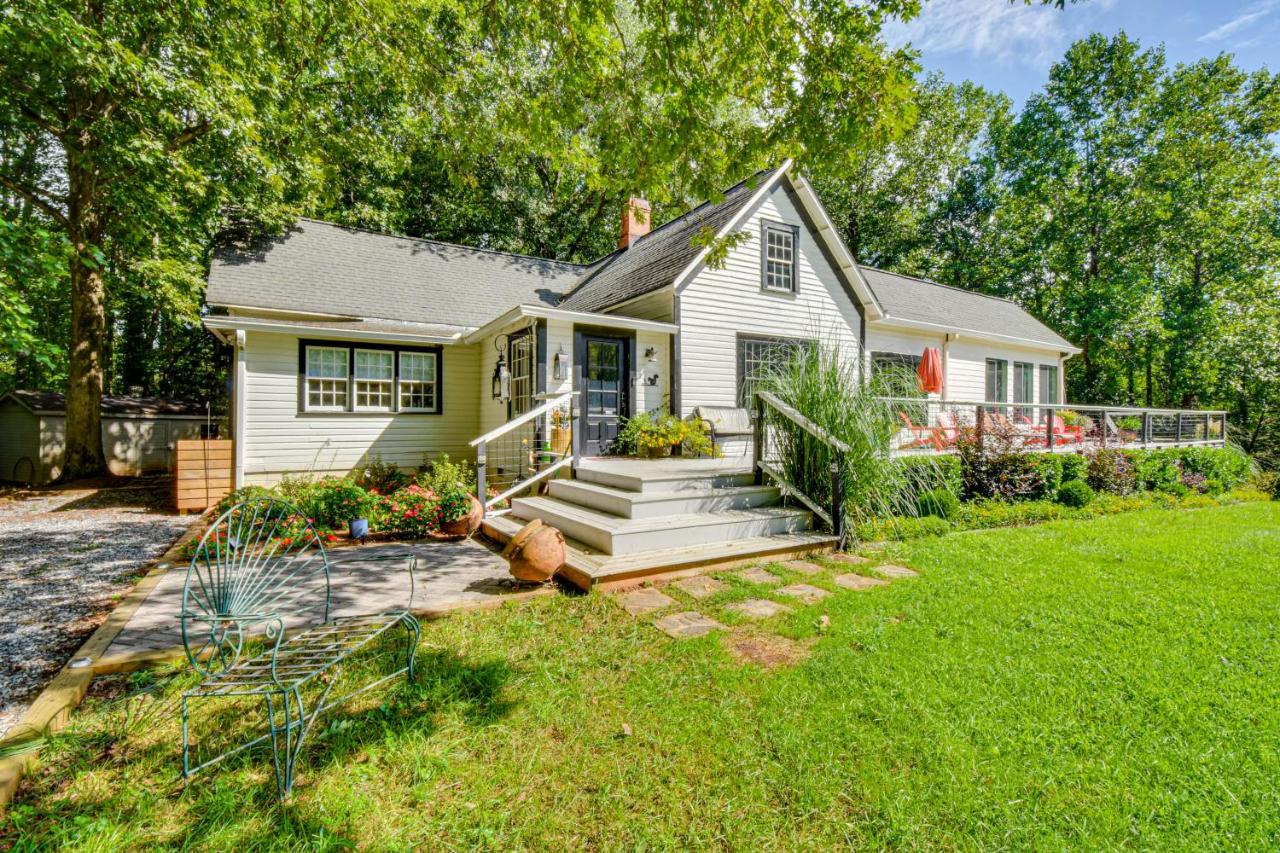 30 Acres & Pond: North Georgia Mtn Farmhouse - B&B Demorest