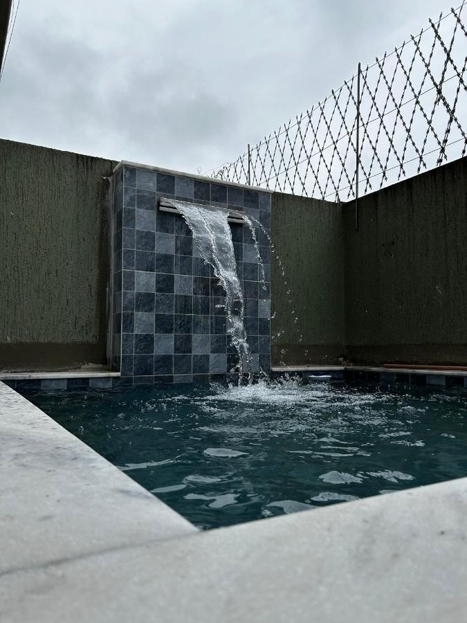 Apartamento em Condomínio Beverly Hills Praia de Vista Linda - Bertioga com Estacionamento e Piscina - B&B Bertioga
