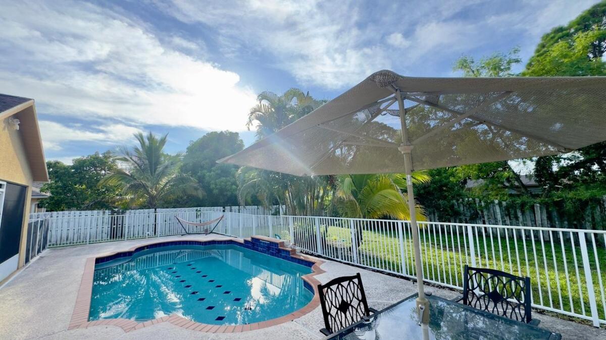 The Poolside Escape Near Beaches - Ferienwohnung Port Saint Lucie