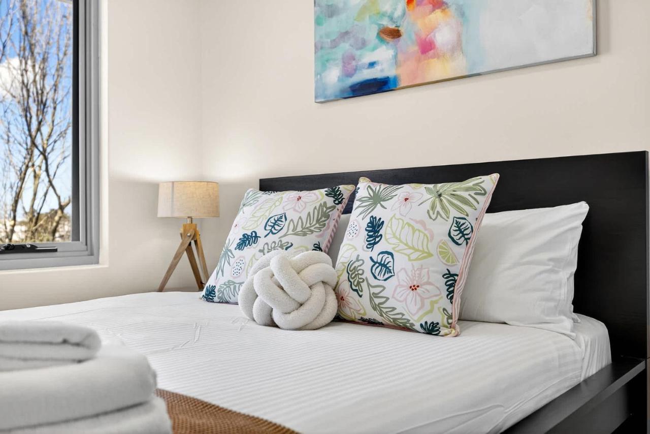 Modern 2BR Rockingham Retreat with Balcony - Bed and Breakfast Rockingham