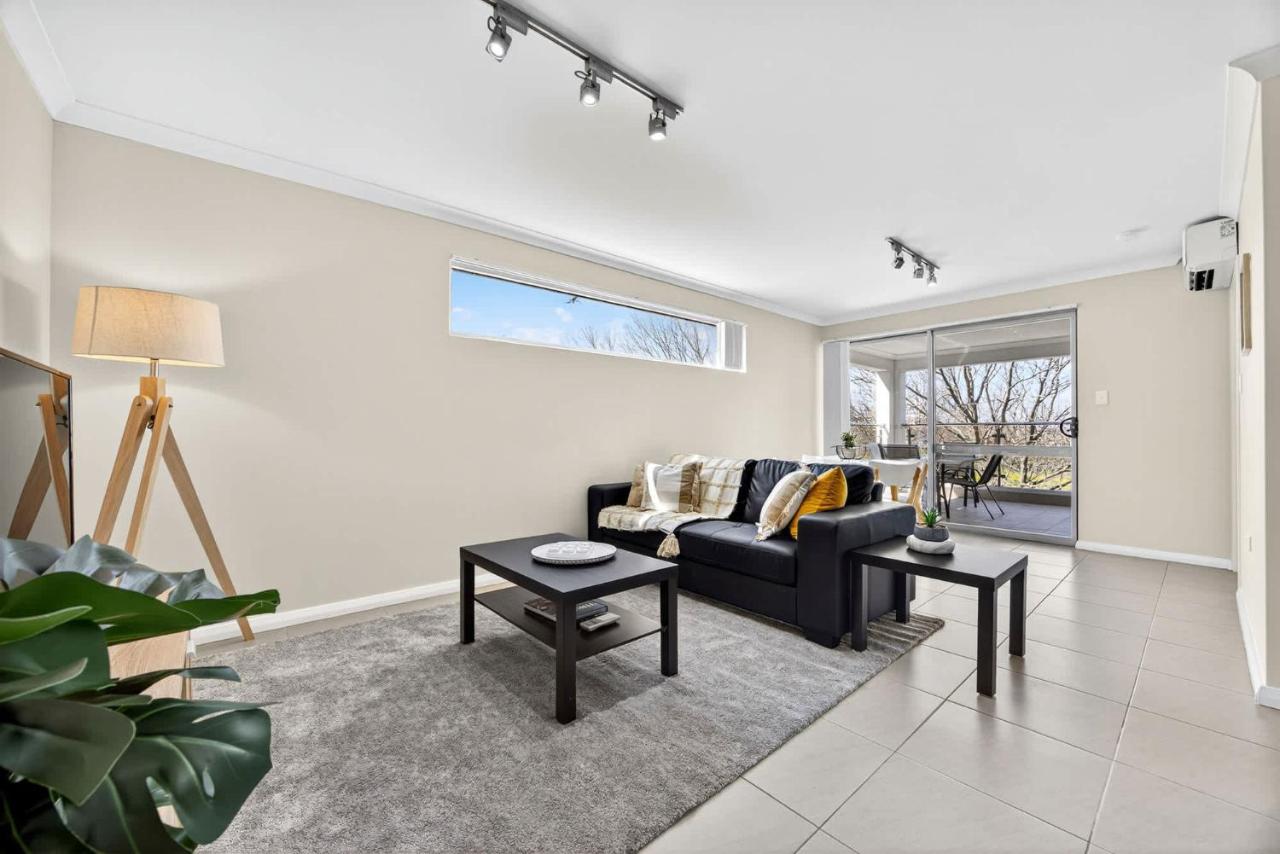 Modern 2BR Rockingham Retreat with Balcony - B&B Shoalwater