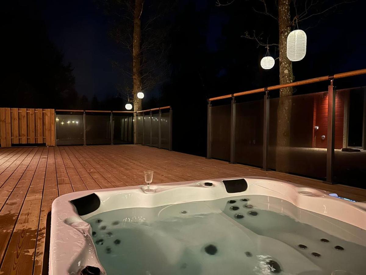 Log cabin with hot tub and views - Chambres d’hôtes Ludvigsborg