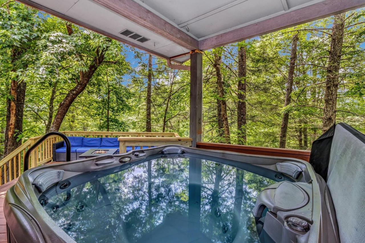 Cozy Serenity - Outdoor Hot Tub, Firepit, Games, + Close to Downtown Gatlinburg - Chambres d'hôtes Gatlinburg