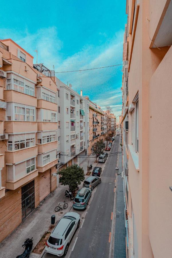 Cabañal Beach House - 10 min to ocean , FastWifi , SmartTV, AC - B&B Valencia