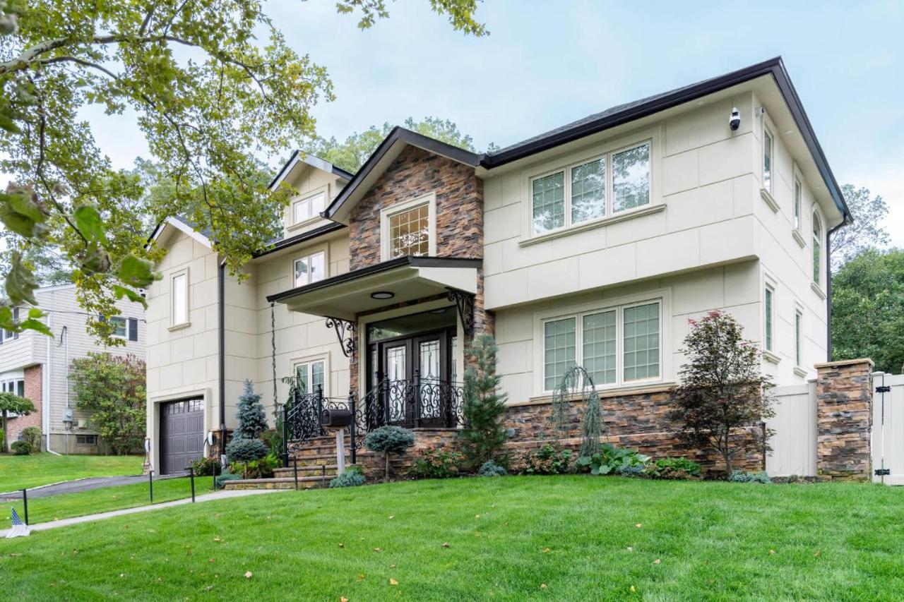 Luxury 6BR House with Pool & Outdoor BBQ - B&B Plainview