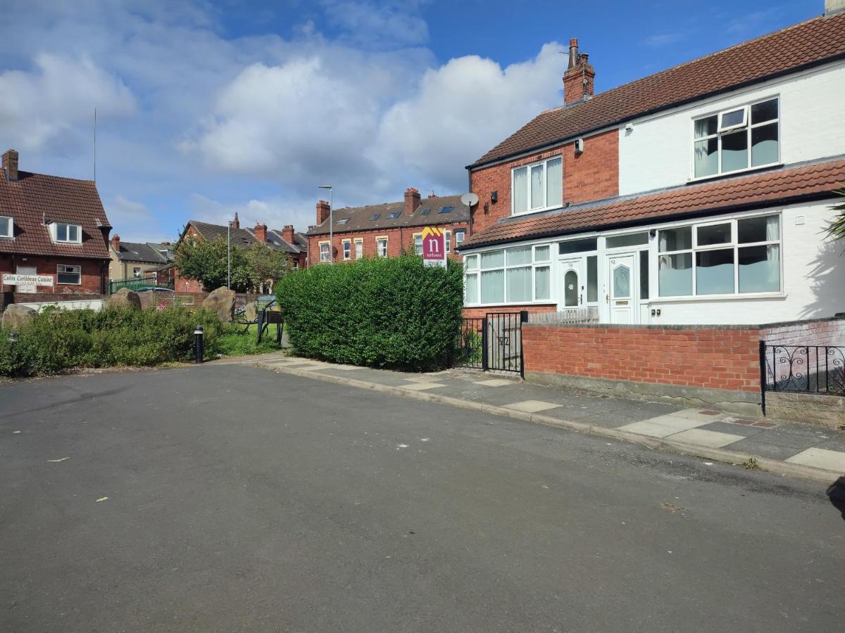 Luxury ground floor modern flat close to city with free parking - B&B Leeds