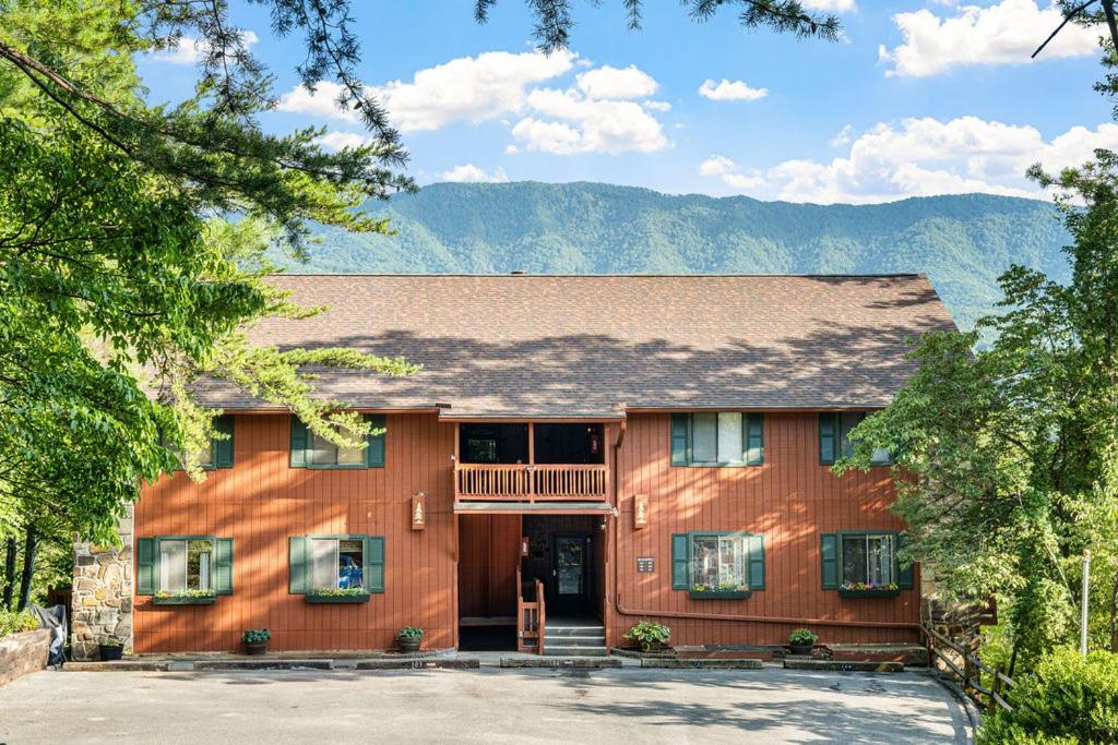 Cozy Fires & Mountain Views, Your Smoky Mountain Escape - B&B Gatlinburg