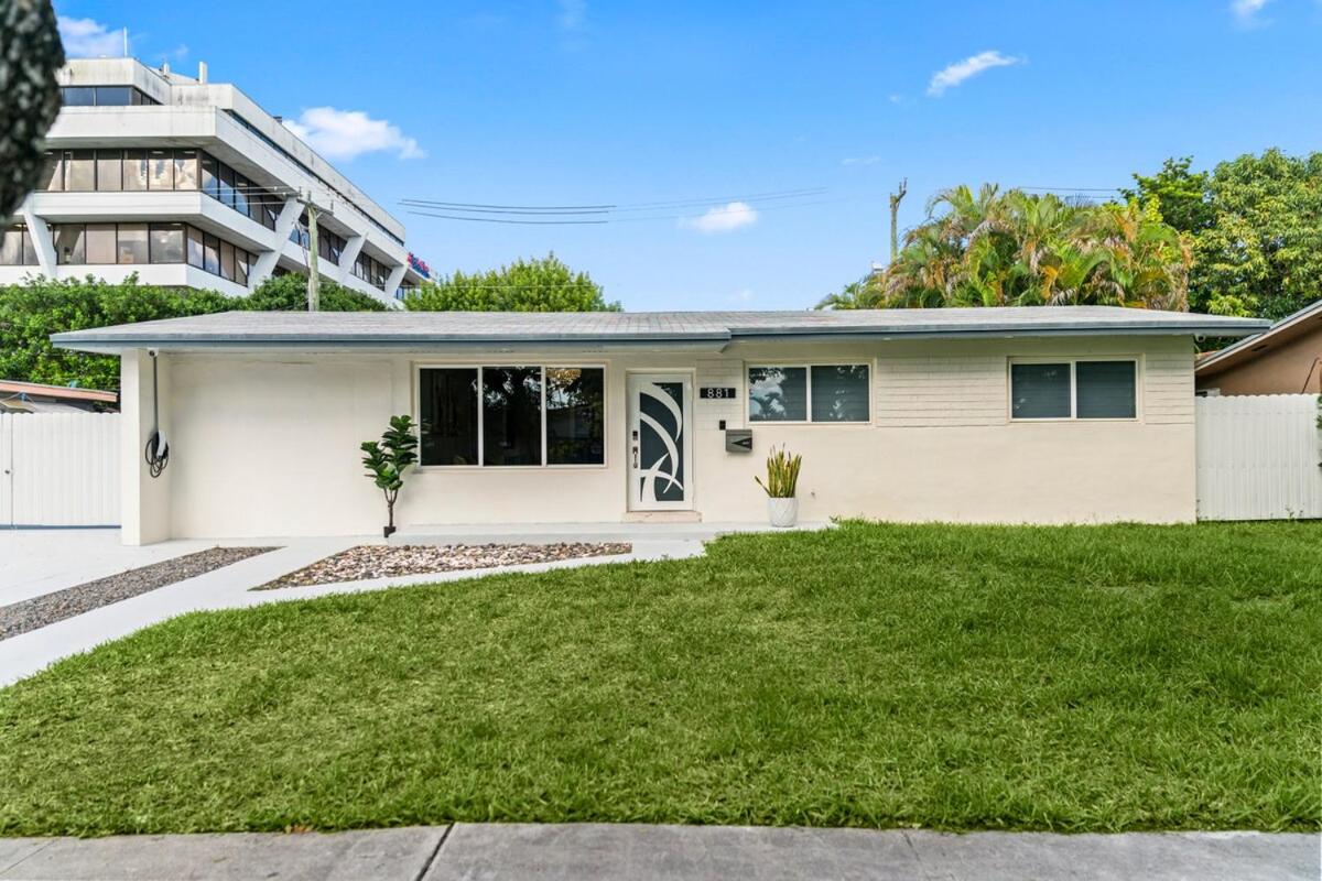 Fun Oasis Getaway Pool, BBQ, Games and More L77 - B&B Hialeah