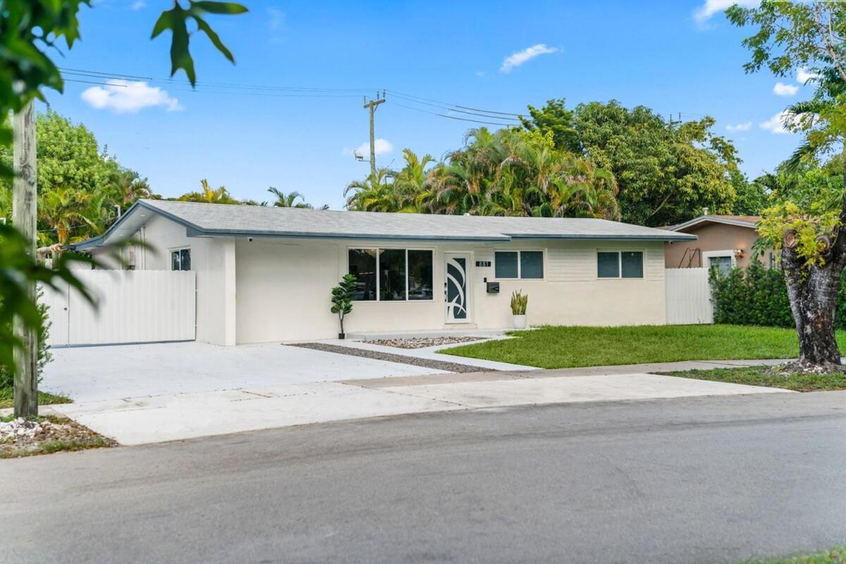Fun Oasis Getaway Pool, BBQ, Games and More L77 - B&B Hialeah