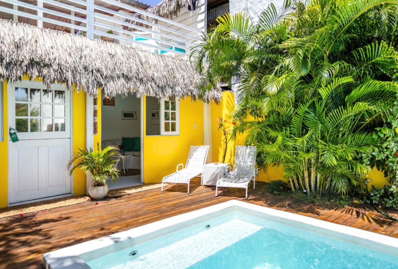 Suite met Queensize Bed en Uitzicht op het Zwembad