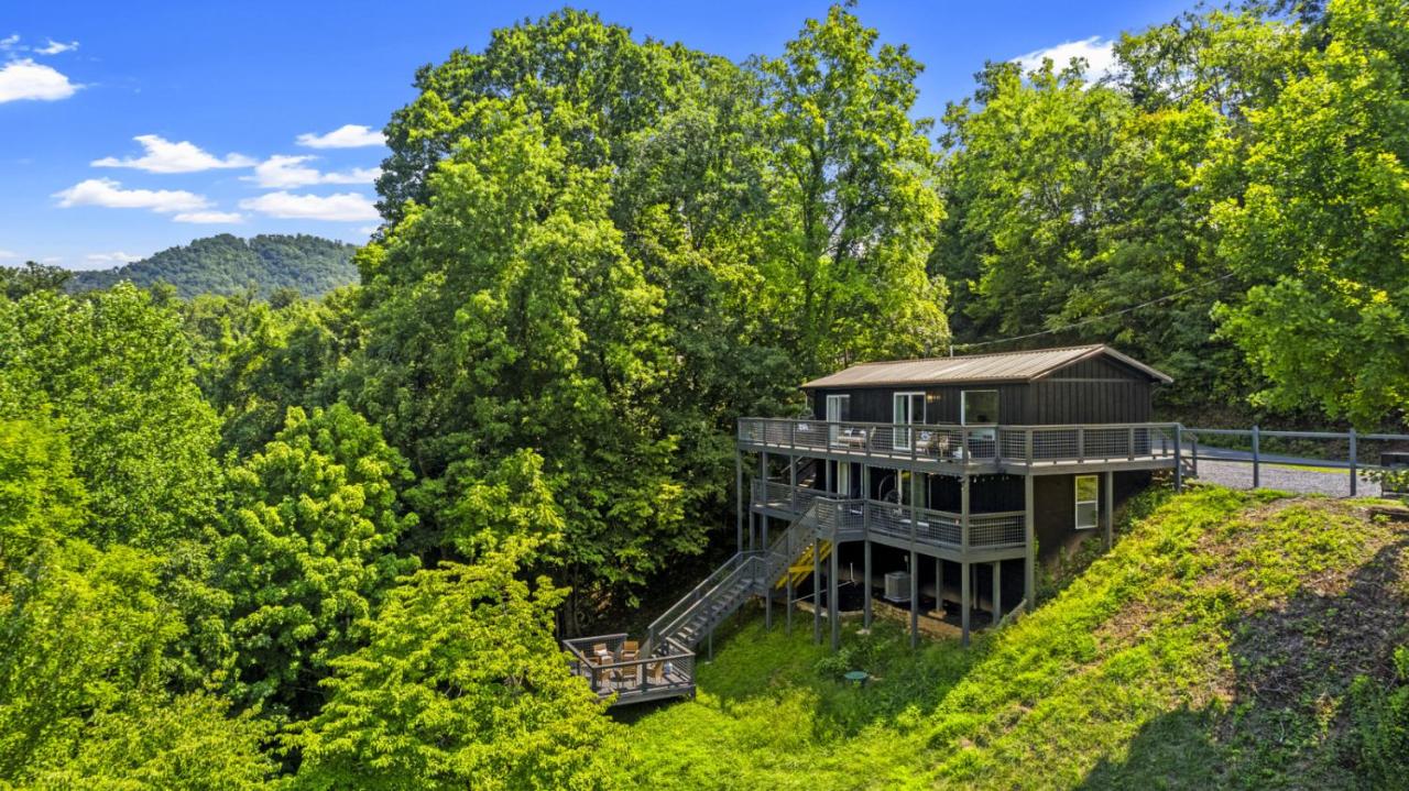 Wolfpack Retreat- Mountain Views- Fishing Pond- Pets Free - B&B Seaton Spring