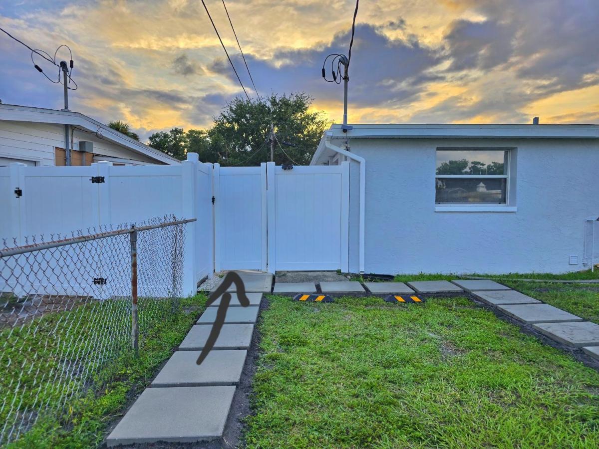 First Class Landing, 2BR, 7 TPA Airport, AC, Free Pkng, Wine, Fast Wi-Fi - Chambres d'hôtes Tampa