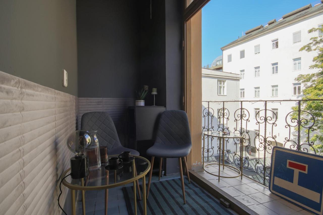 Spacious Apartment with Xbox, Cinema & Games in City Centre - B&B Prague