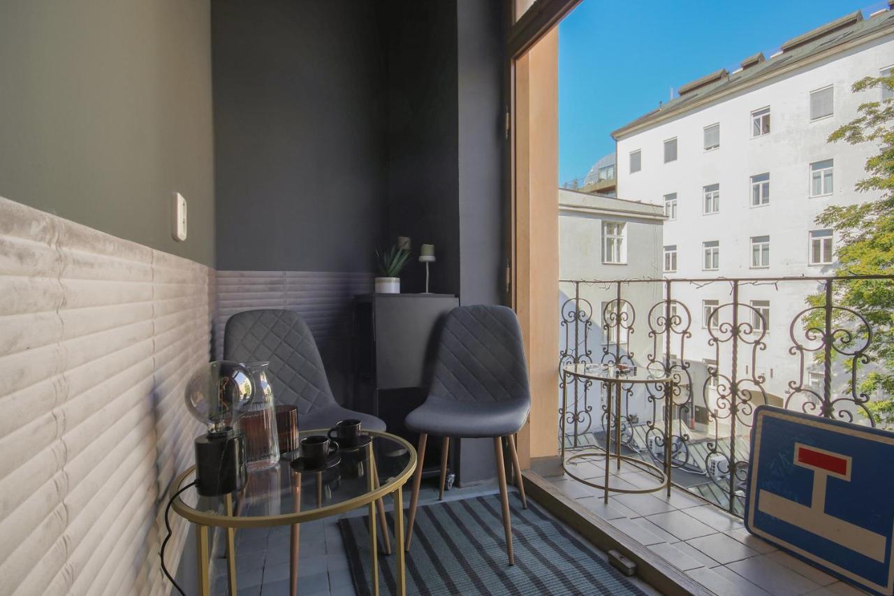 Spacious Apartment with Xbox, Cinema & Games in City Centre - B&B Prague