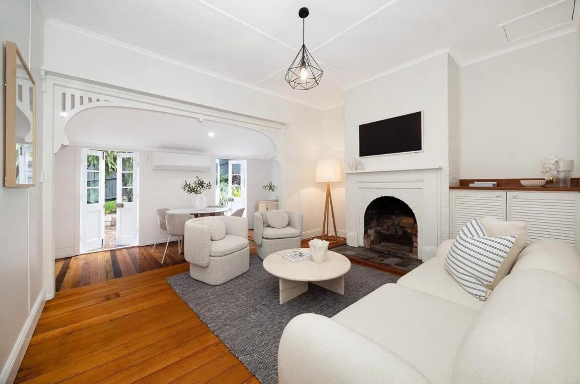 Historic CBD Miner's Cottage - Bed and Breakfast Brisbane