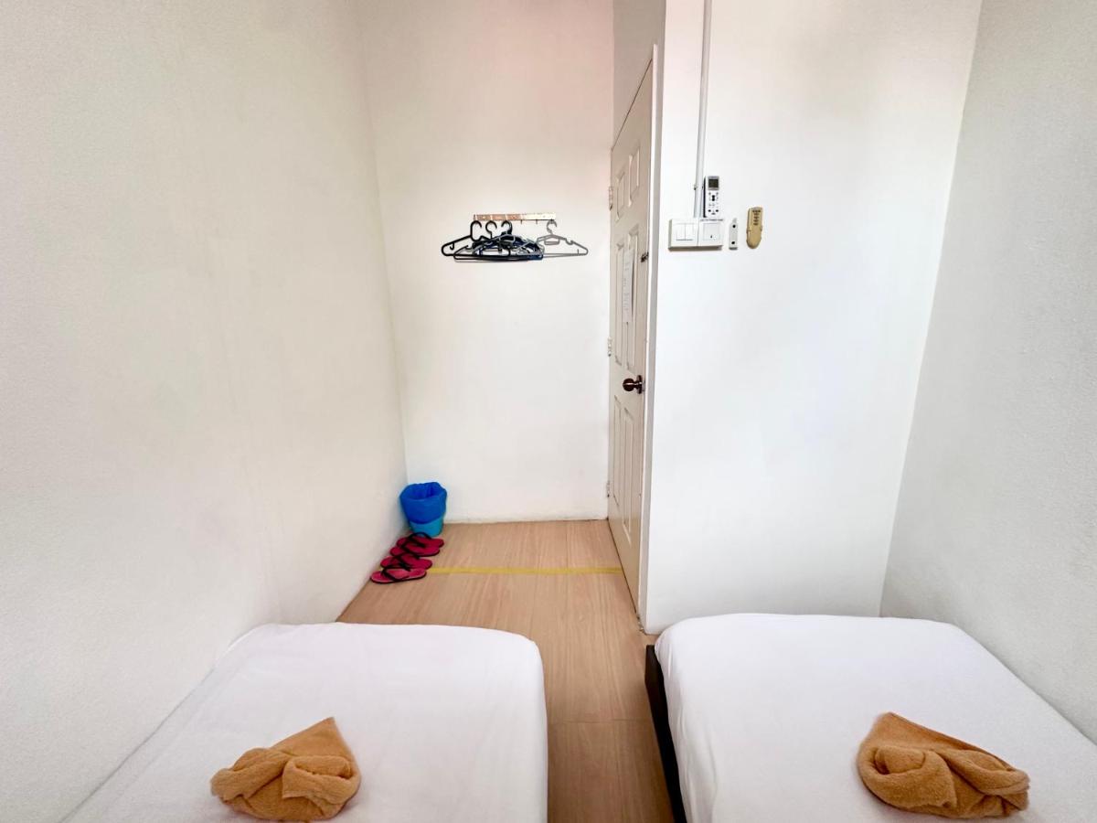 Chambre Lits Jumeaux avec Salle de Bains Commune