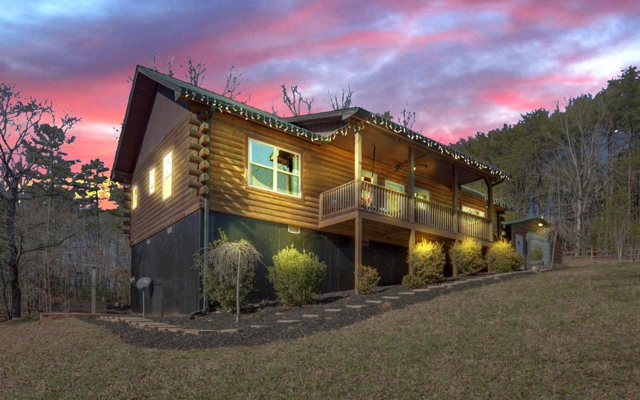 Luxe Lodge Escape - Hot Tub-Outdoor Movies-Game Room-Fire Pit - Chambres d’hôtes Dahlonega