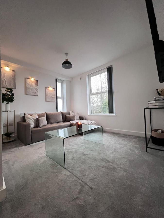 Modern Luxury Escape Suite In The Heart of Urmston Town Centre - B&B Urmston